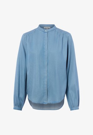 Lichtblauwe blouse met lange mouwen, opstaande kraag, verborgen knopenlijst, gerimpelde schouders en een gebogen zoom die aan de achterkant langer is.