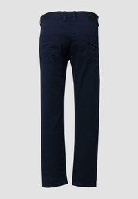 Tamnoplave traperice ravnog kroja, s dva džepa na stražnjoj strani i petljom za remen. Materijal izgleda gladak s blagim rastezanjem.