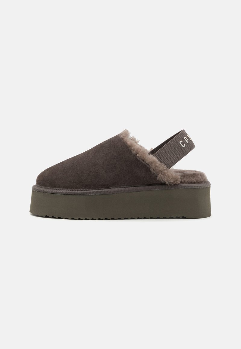 Mørkebrune semskede slip-on sko med en bløt pelsfôr og grå elastisk bånd med "CP" merke. Tykk olivengrønn plattformsåle.
