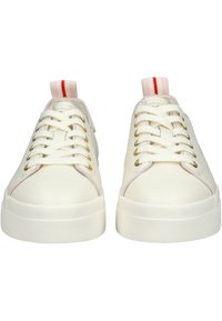 Sneaker bianche con occhielli dorati, lacci piatti, colletto imbottito, accenti rosa e suola in gomma con grip texturizzato.