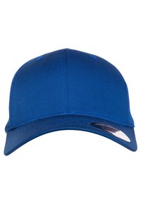 Cappellino da baseball blu con corona strutturata, tessuto blu uniforme e visiera curva. Presenta dettagli di cucitura e un adesivo con il logo sulla visiera.