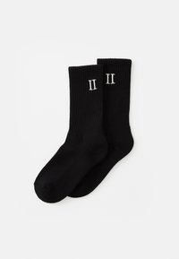 Sorte ribbede sokker med hvid "II" trykt på siden. Stoffet ser glat og elastisk ud, designet til komfort og stil.