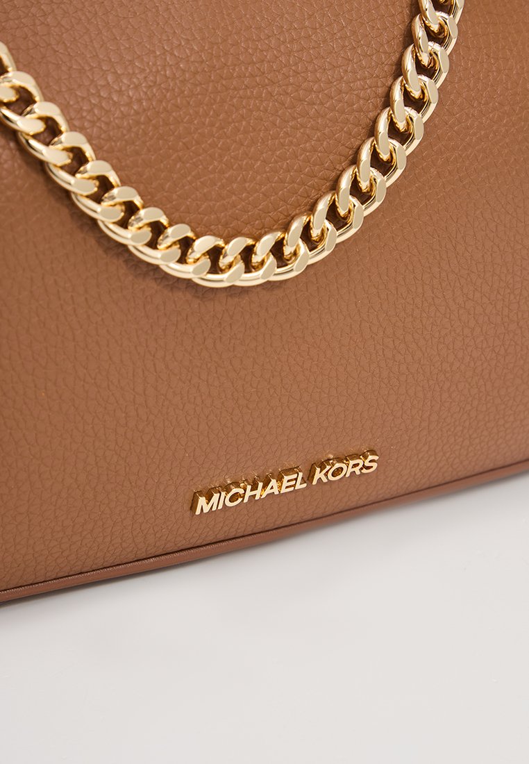 Borsa a tracolla in pelle marrone con texture, dotata di una tracolla in catena dorata e logo "Michael Kors" in lettere metallizzate.