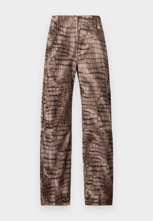 Καφέ παντελόνια με μοτίβο κροκοδείλου, ίσια γραμμή, ψηλή μέση, κλείσιμο με κουμπιά και μικρή χρυσή ετικέτα λογότυπου στη δεξιά πλευρά.
