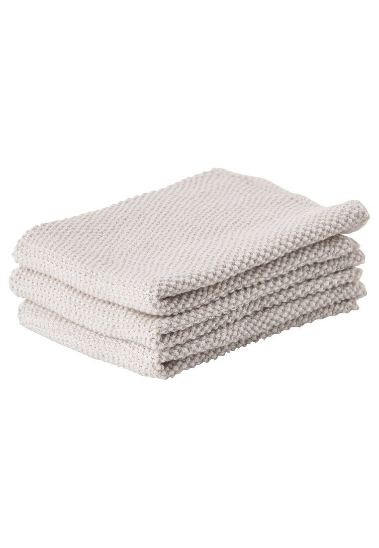 Une pile de trois torchons en coton gris clair avec un motif tricoté texturé, soigneusement pliés, mettant en avant une finition douce et respirante.