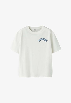 T-shirt blanc en coton à manches courtes, avec un petit texte bleu "DOUGHNUT" sur le côté gauche de la poitrine, col rond et coupe décontractée.
