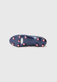 Crampons de football bleu marine avec une surface texturée, dotés de crampons roses sur la semelle extérieure, conçus pour une excellente adhérence sur les terrains en herbe.