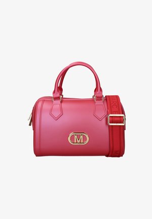 Petit sac à main en cuir rouge avec doubles poignées, emblème logo doré et une bandoulière en tissu réglable avec boucle dorée.