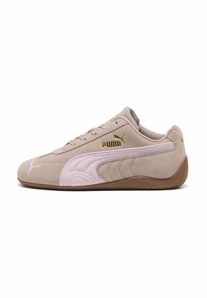 Beiger Wildleder-Puma-Sneaker mit pinkem Streifen, goldenem Puma-Logo, niedrigem Profil, Schnürdesign und brauner Gummisohle, Seitenansicht.