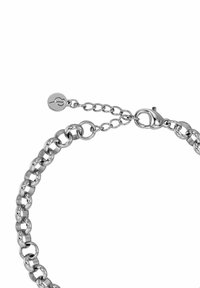 Pulsera de cadena de metal plateado con eslabones circulares interconectados, que cuenta con un cierre de langosta y una extensión de cadena ajustable para el tamaño.