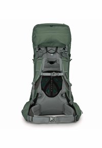 Mochila de senderismo verde con acentos grises, que cuenta con un panel trasero ventilado, correas ajustables y múltiples compartimentos para la organización del equipo.