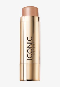 Cremiger Bronzer-Stick in einem schlanken, goldenen Tube; verf�ügt über einen Drehmechanismus und eine runde Spitze für eine einfache Anwendung. Markenname in Schwarz gedruckt.