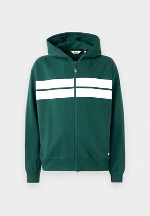 Grøn zip-up hoodie lavet af blødt stof, med en foret hætte og to hvide vandrette striber på tværs af brystet. Ribbet manchetter og kant.