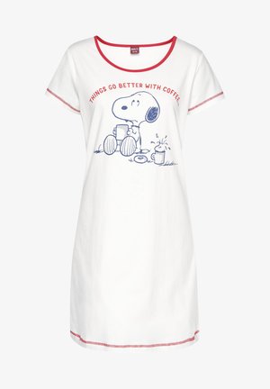 Weißes Baumwoll-Nachtkleid mit rotem Saum, das eine blaue Snoopy-Grafik zeigt mit dem Schriftzug "Die Dinge gehen besser mit Kaffee" und Cartoon-Kaffeetassen-Designs.