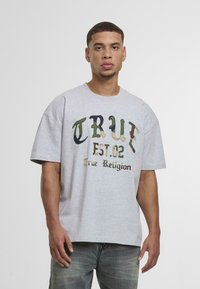 Szary bawełnowy T-shirt z krótkim rękawem, z kolorowym napisem "TRUE EST.02 True Religion" w różnych fakturach i wzorach.