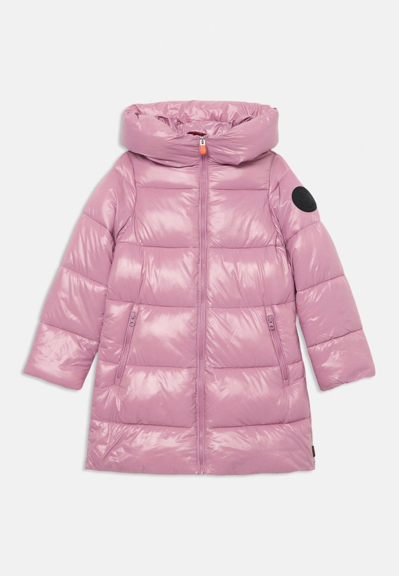 Svijetloružasti pufasti kaput s visokim ovratnikom, prednjim patentnim zatvaračem, bočnim džepovima i crnim detaljem na rukavu. Glatka, sjajna tekstura.