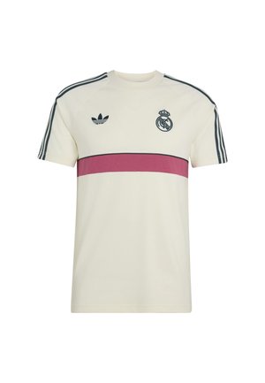 Cremefarbenes Sport-T-Shirt mit kurzen Ärmeln, schwarzen Adidas-Streifen auf den Schultern, einem horizontalen kastanienbraunen Streifen, Adidas-Logo auf der linken Brustseite und Real Madrid-Emblem auf der rechten Brustseite.