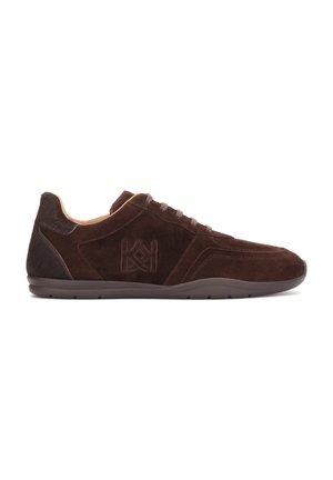 Mørkebrun ruskind sneaker med snørebånd, tekstureret hælpatch og præget geometrisk logo på siden, set fra ydersiden.