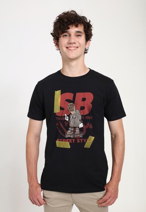 Sort bomulds t-shirt med et farverigt grafik af en figur på en skateboard, med teksten "SB TWENTY FIVE STREET STYLE" og tape-detaljer.