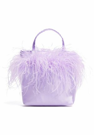 Sac à main lavande avec de courtes poignées, orné d'une bordure en plumes duveteuses autour du bord supérieur, sur fond blanc.