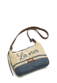 Bolso cruzado tejido en beige y azul con correa de piel marrón, costura "La mar" y etiqueta "mtng." en el frente.