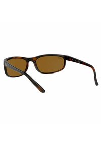 Occhiali da sole tartarugati con lenti color bronzo e montatura in plastica elegante. Presentano il logo Ray-Ban sulle astine e un design sportivo avvolgente.