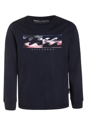 Camiseta de manga larga Navy de Billabong con un gráfico estilizado de olas en azul, rosa y negro a lo largo del pecho y el texto Billabong debajo del diseño.