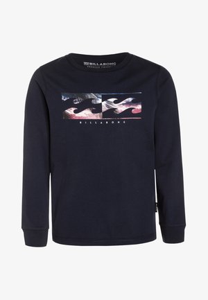 Granatowa koszula z długim rękawem Billabong z stylizowanym motywem fali w kolorach niebieskim, różowym i czarnym na wysokości klatki piersiowej oraz napisem Billabong pod grafiką.