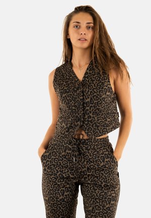 Leopardmönstrad tvådelad set som innehåller en ärmlös crop-top med knäppning och matchande byxor med elastisk midja och fickor.