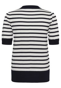 Sweter z paskami w poziome niebieskie i białe paski, krótkie bufiaste rękawy oraz jednolity niebieski ściągacz przy hemie i kołnierzu. Miękka tekstura.