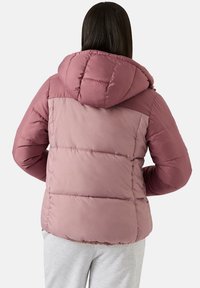 Lekka kurtka puchowa w dwóch odcieniach purpury z kapturem, wyposażona w pikowaną fakturę oraz elastyczny dół i mankiety dla dopasowania.