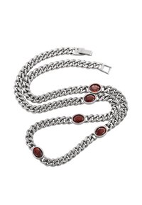 Bracciale in argento con tre gemme rosse ovali, collegato da spesse maglie di metallo lucido e chiuso con un gancio.