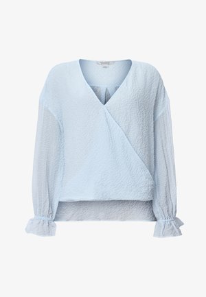 Lyseblå indpakningsbluse med tekstureret overflade, V-udskæring og samlede ærmer. Har et blødt, let stof med en smule gennemsigtighed.