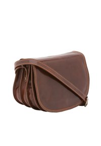 Borsa a tracolla in pelle marrone con forma strutturata, finitura lucida, cuciture a contrasto e una sola tracolla regolabile.