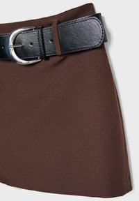Bruine stoffen minirok met een zwarte leren riem met een zilveren gesp, gladde structuur en een recht gesneden ontwerp.