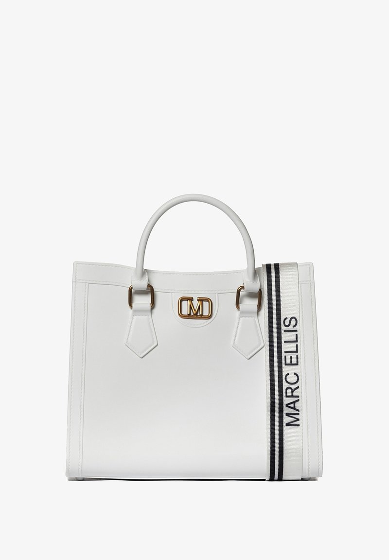 Sac fourre-tout en cuir blanc avec quincaillerie dorée, deux poignées supérieures et une bandoulière amovible avec des lettres noires et des rayures. Design structuré.