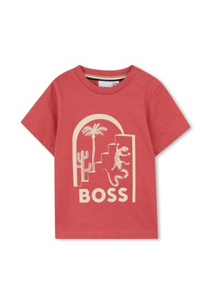 Rood peuter t-shirt met beige woestijnprint met cactus, palmboom, hagedis op trappen en het woord "BOSS" eronder.