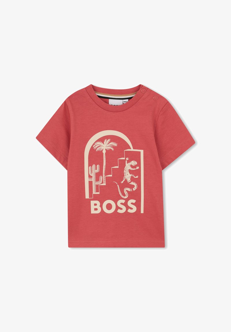 T-shirt rouge pour tout-petit avec un imprimé beige représentant une scène du désert avec un cactus, un palmier, un lézard sur des escaliers, et le mot « BOSS » en dessous.