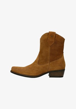 Brauner Wildleder-Stiefelette mit spitzer Zehe, Schlaufe zum Hineinschlüpfen, niedrigem gestapeltem Holzabsatz und dezentem Logo nahe dem oberen Rand.