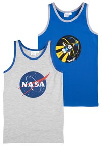 Due canotte di cotone. Una grigia con il logo NASA blu, l'altra blu con una grafica di razzo con accenti gialli e una stella.