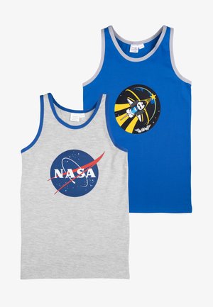 Due canotte di cotone. Una grigia con il logo NASA blu, l'altra blu con una grafica di razzo con accenti gialli e una stella.