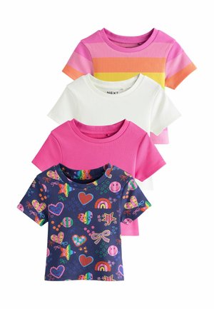 Vier kurzärmelige gerippte T-Shirts gestapelt: pink-orange-gelbe Streifen, einfarbig weiß, einfarbig pink und marineblau mit bunten Herzen, Sternen und Regenbögen.