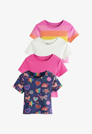 Štyri krátke tričká s rebrovanou tkaninou naskladané na sebe: pásiky ružovo-oranžovo-žlté, jednobiele, jednorožové ružové a námornícke modré s farebnými srdiečkami, hviezdičkami a dúhami.