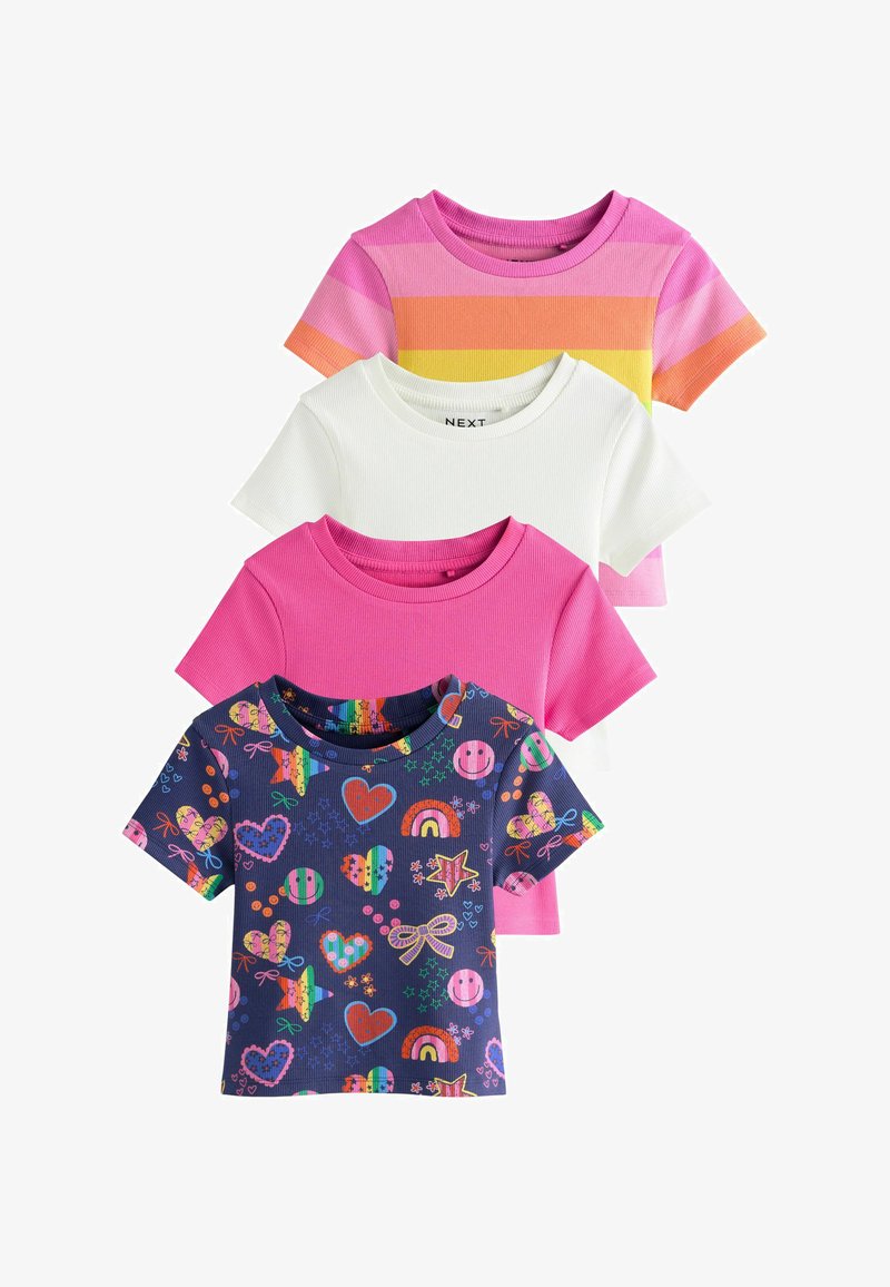 Štyri krátke tričká s rebrovanou tkaninou naskladané na sebe: pásiky ružovo-oranžovo-žlté, jednobiele, jednorožové ružové a námornícke modré s farebnými srdiečkami, hviezdičkami a dúhami.