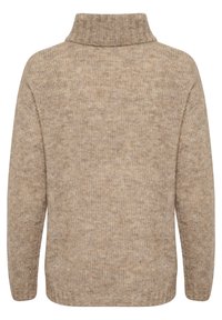 Pull à col roulé en tricot beige avec des manches longues et une texture côtelée au niveau du col, des poignets et de l'ourlet.
