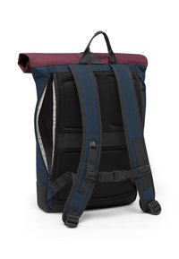 Tekerhető hátizsák sötétkék és burgundi színben, párnázott pántokkal, hálós hátsó panellel, oldalsó cipzárral és strapabíró fekete aljjal.