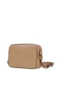 Bolso bandolera de cuero beige con textura suave, forma rectangular, herrajes en tono dorado y un ribete oscuro que contrasta. Cierre con cremallera.