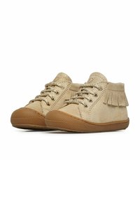 Scarpe high-top in suede tan con dettagli frangiati, caratterizzate da lacci, punta arrotondata e suola in gomma testurizzata per una migliore aderenza.