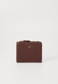 Portefeuille en cuir bordeaux avec une surface texturée, arborant un logo doré et une fermeture éclair. Forme rectangulaire compacte.