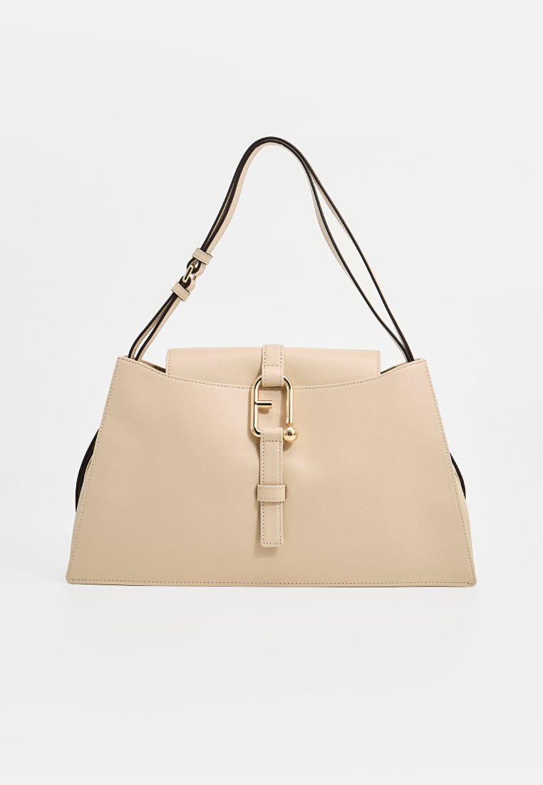 Borsa a mano in pelle beige con una forma strutturata, caratterizzata da una fibbia in metallo dorato e una tracolla nera a contrasto. Finitura liscia e opaca.